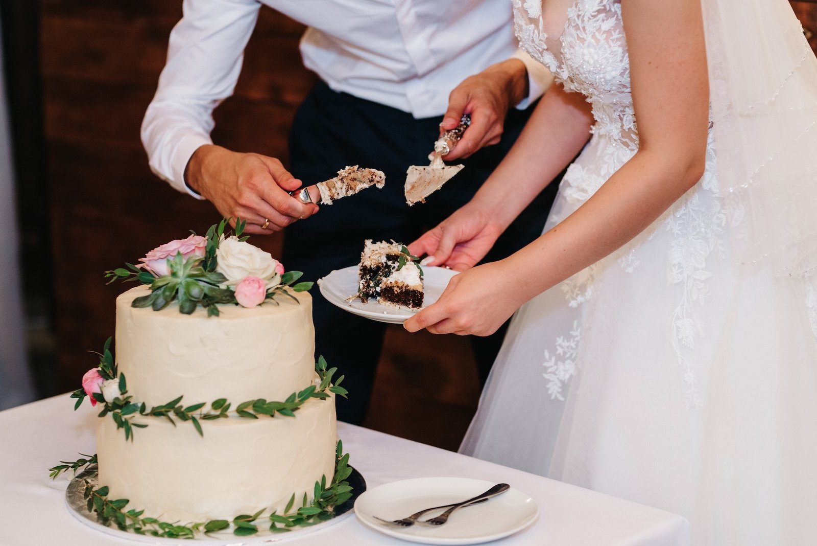 wedding-cake-at-the-wedding-of-the-newlyweds-2.jpg